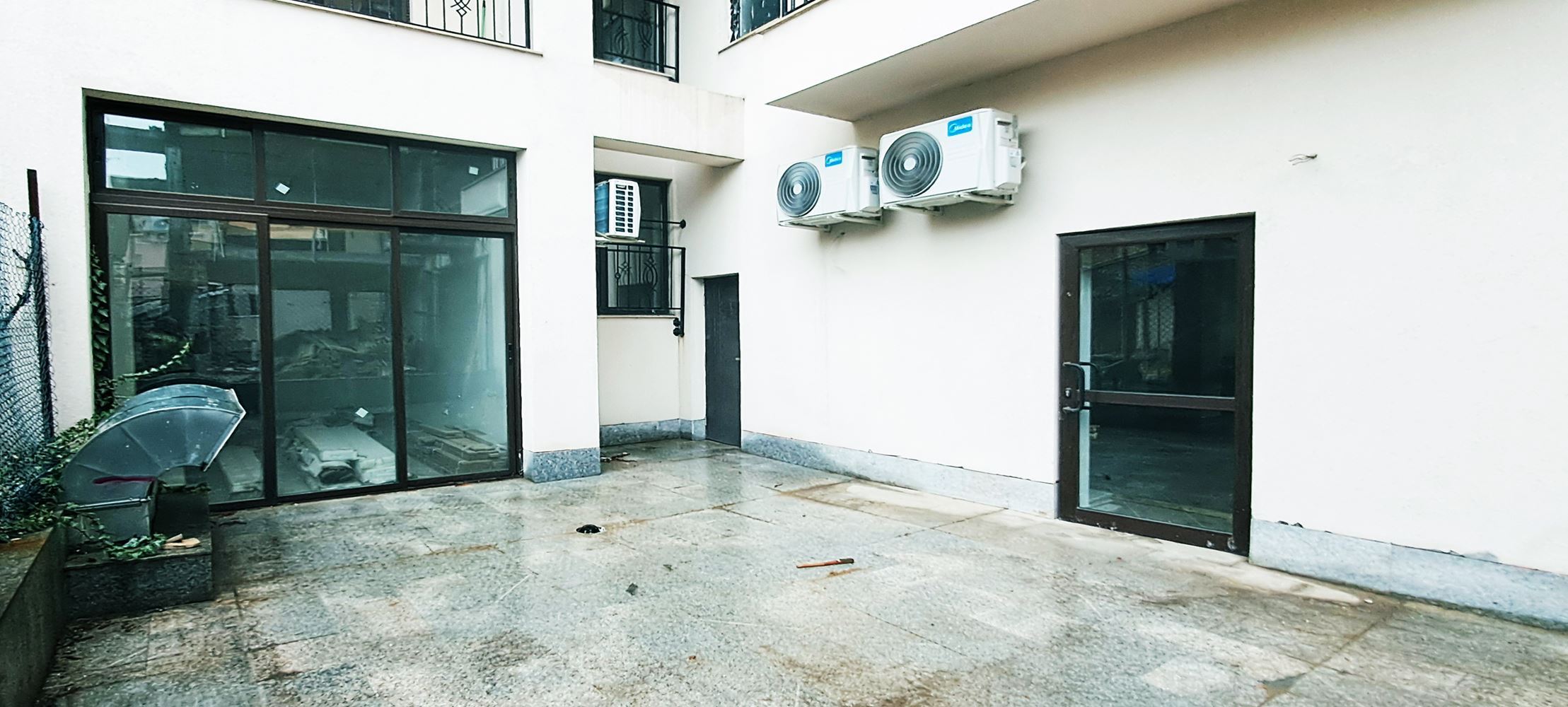 ЗАВЕДЕНИЕ 150 М² И ВИТРИНА КЪМ УЛИЦА И ДВОР - 0