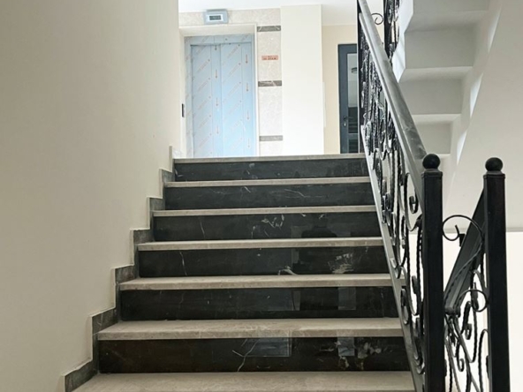 3-СТАЕН АПАРТАМЕНТ СЪС 132 М² на тиха улица в ж.к. Гоце Делчев - 0