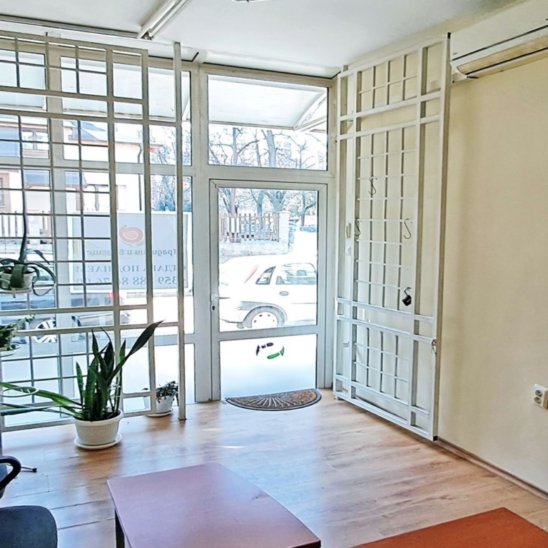 ОФИС СЪС ЧЖП 50 М² И ВИТРИНА КЪМ УЛИЦА. - 0