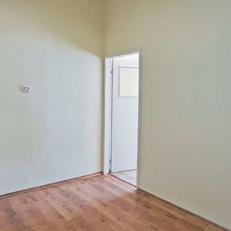 ОФИС СЪС ЧЖП 50 М² И ВИТРИНА КЪМ УЛИЦА. - 0