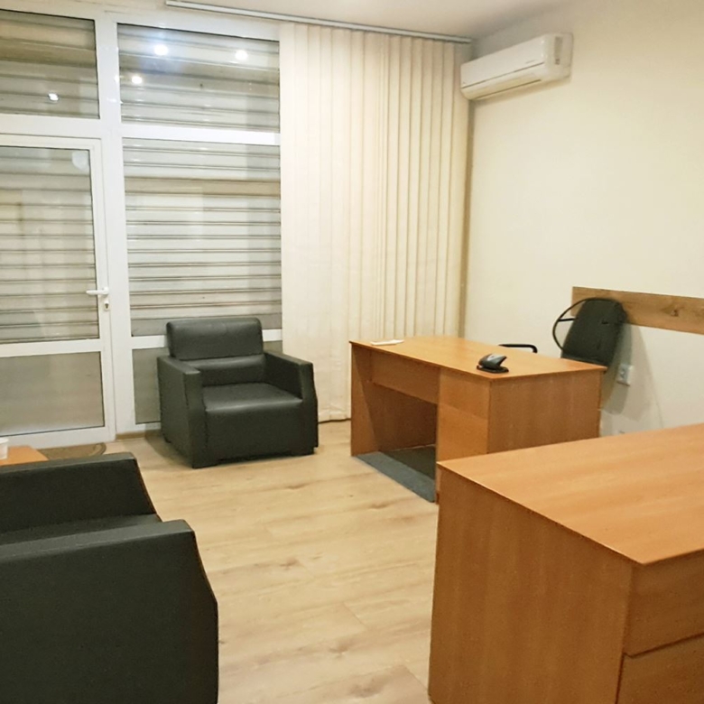 ОФИС СЪС ЧЖП 50 М² И ВИТРИНА КЪМ УЛИЦА. - 0