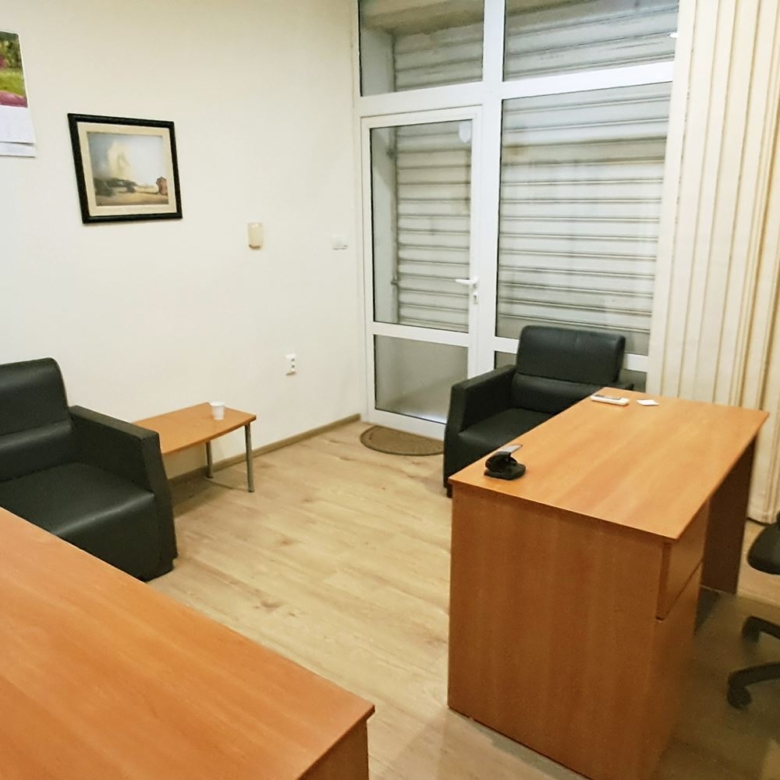 ОФИС СЪС ЧЖП 50 М² И ВИТРИНА КЪМ УЛИЦА. - 0