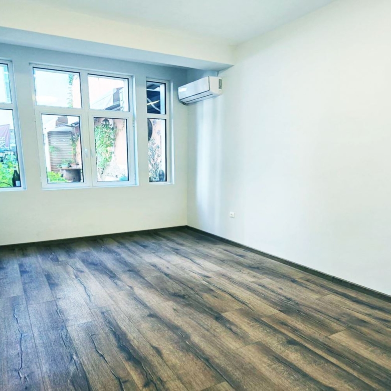 ОФИС 130 М² НА ЦЕНТРАЛНА УЛИЦАТА - 0