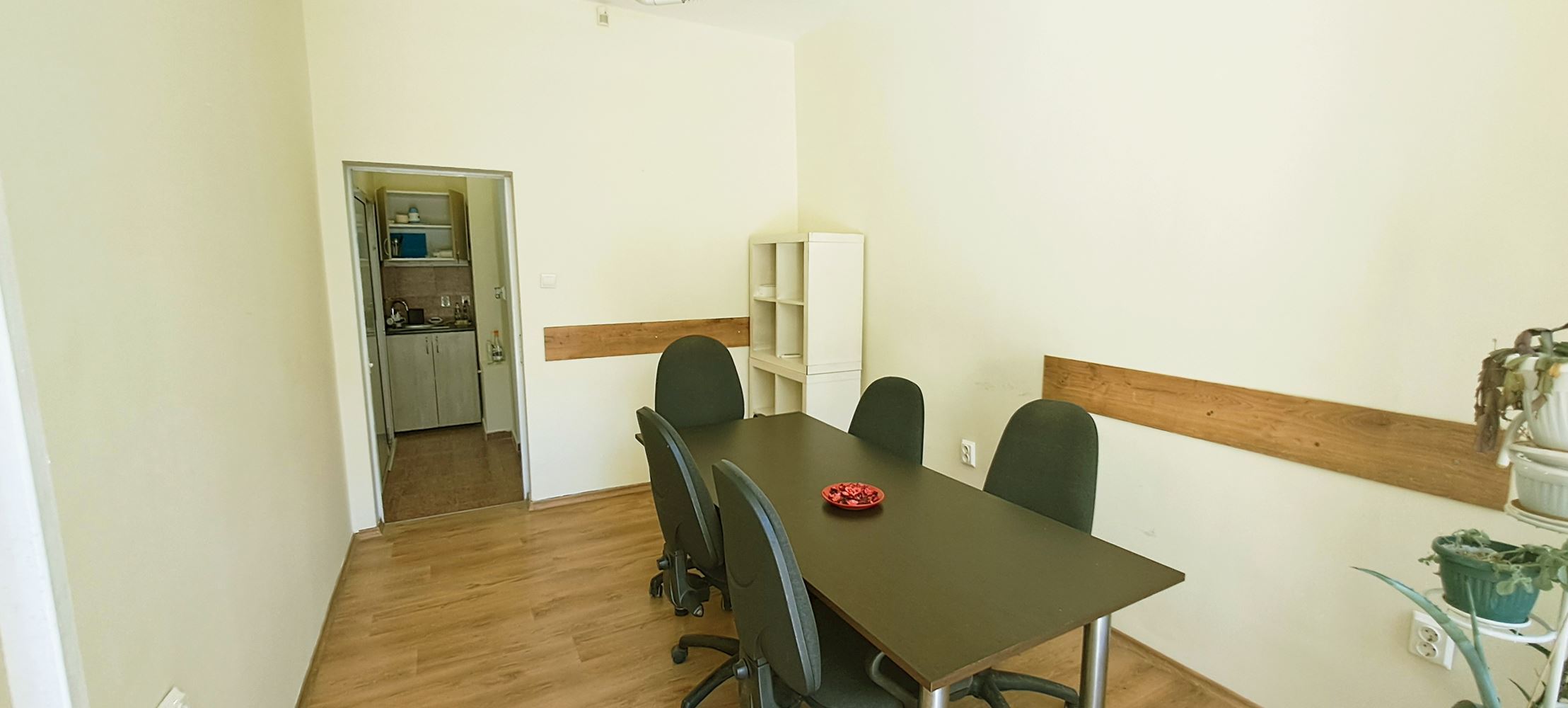 ОФИС СЪС ЧЖП 50 М² И ВИТРИНА КЪМ УЛИЦА. - 0