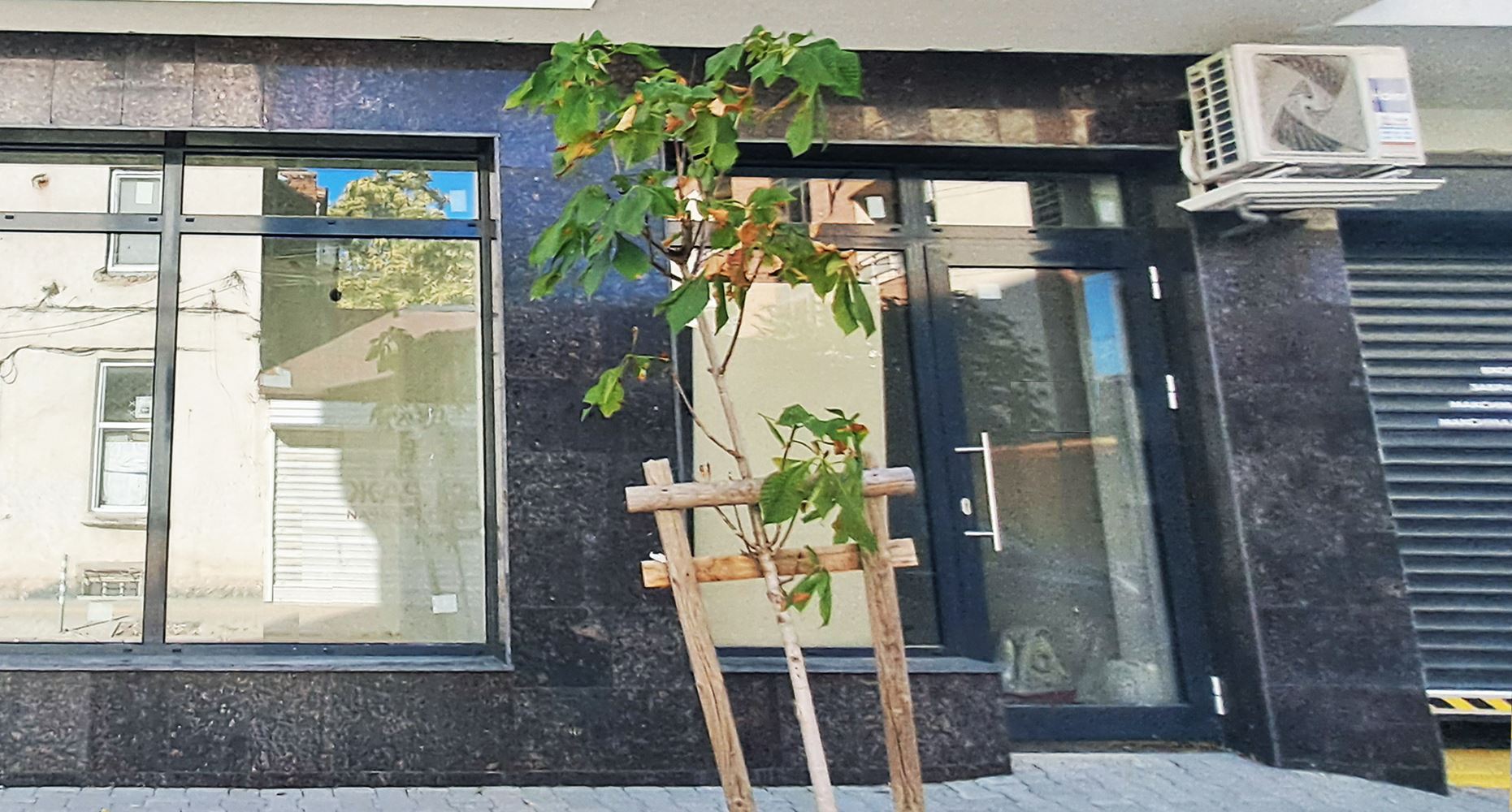 ПОМЕЩЕНИЕ 30 М² И ВИТРИНА КЪМ УЛИЦАТА-0 ПОМЕЩЕНИЕ 30 М² И ВИТРИНА КЪМ УЛИЦАТА - 0