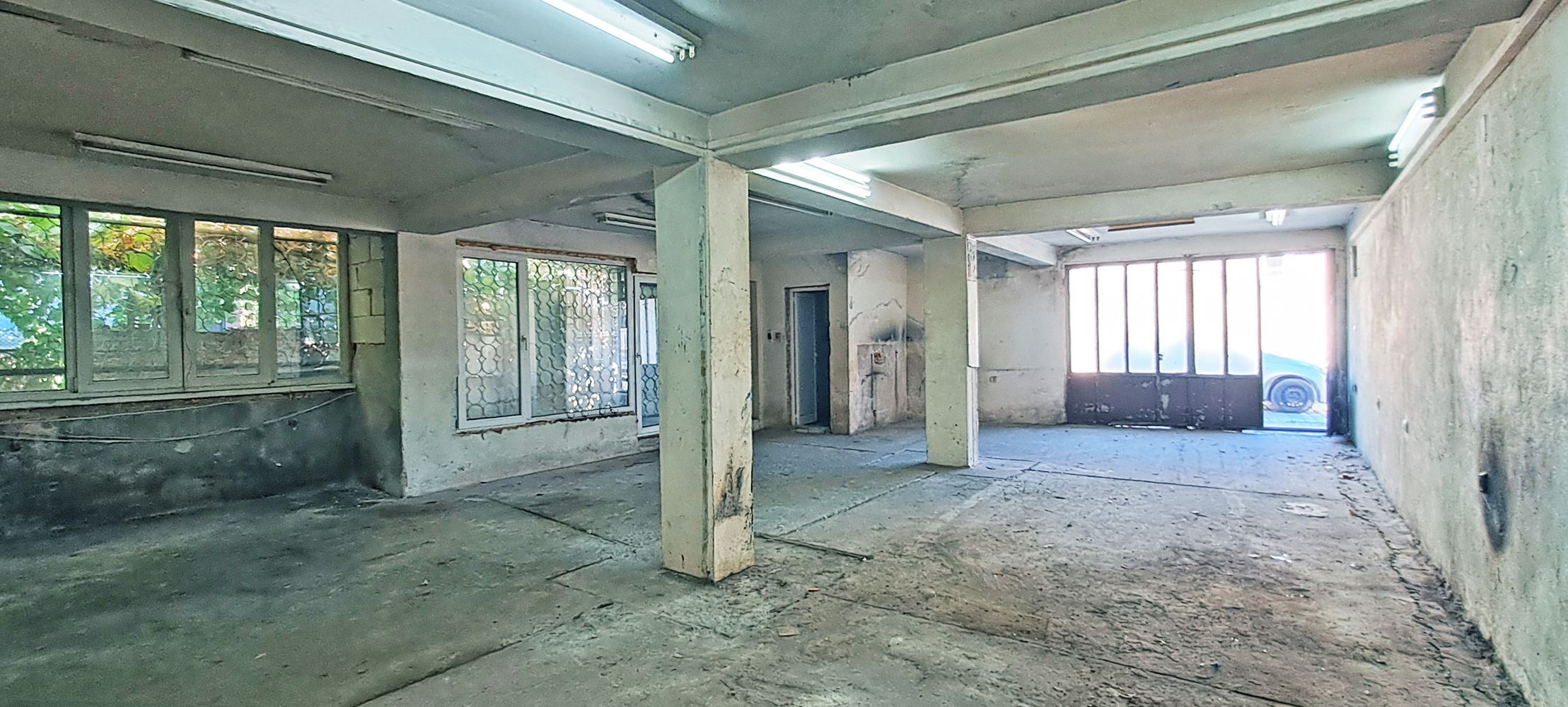 ПОМЕЩЕНИЕ 90 М² НА ЪГЪЛА НА ДВЕ УЛИЦИ - 0