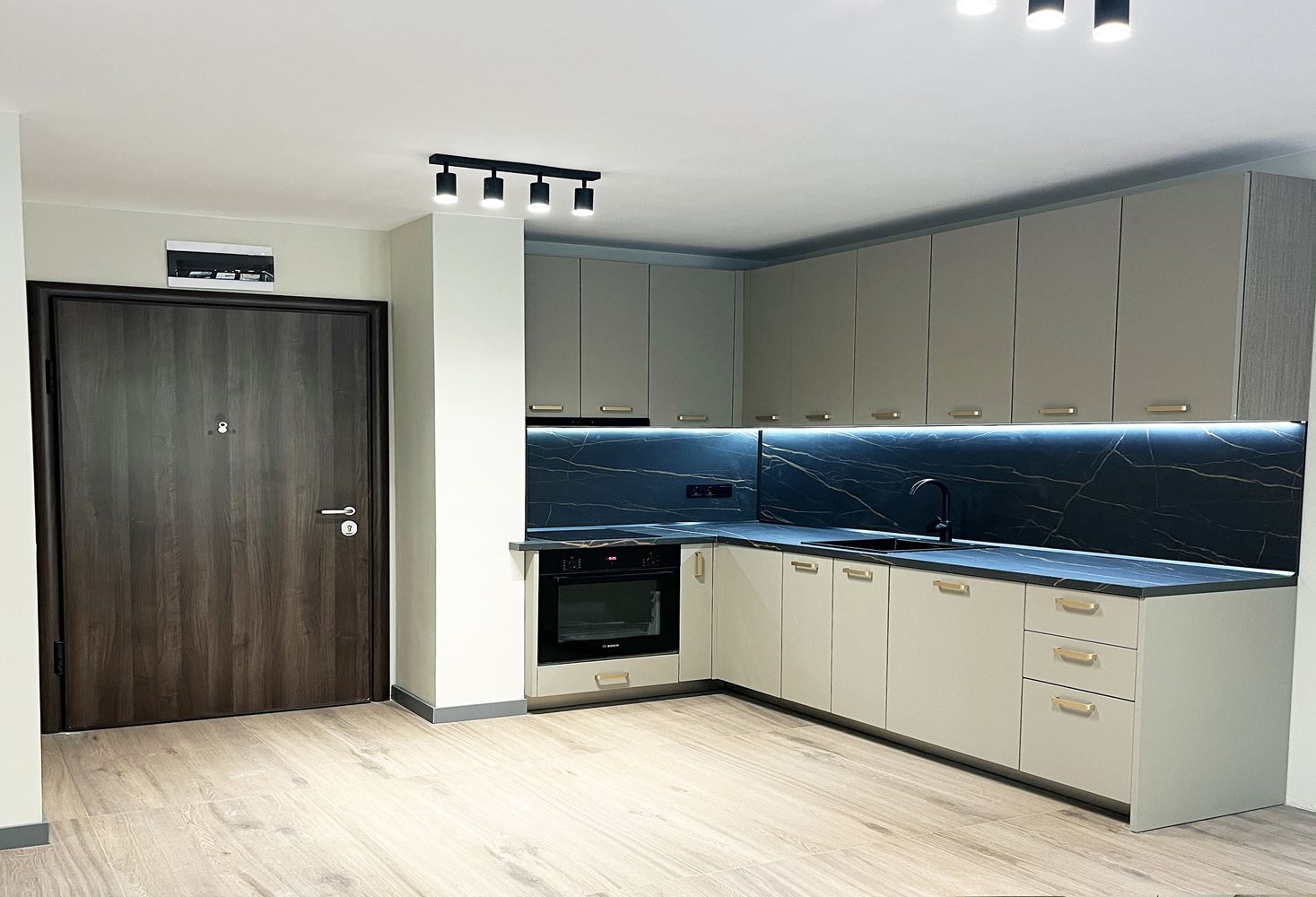 3-СТАЕН АПАРТАМЕНТ 80 М2 ДО ПАРК ЗАИМОВ - 0