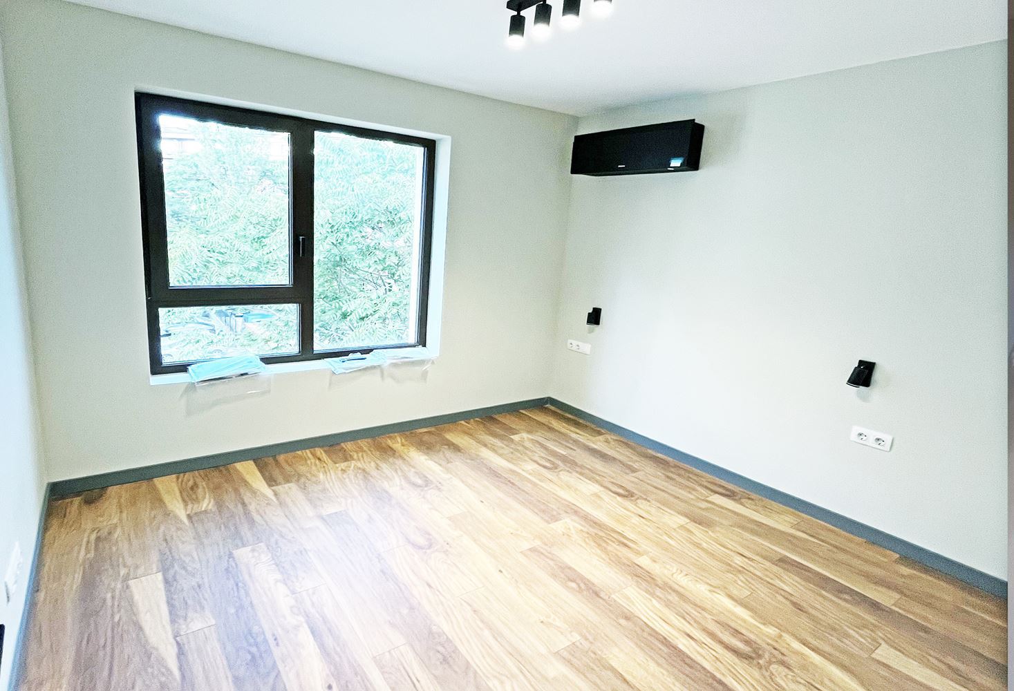 3-СТАЕН АПАРТАМЕНТ 80 М2 ДО ПАРК ЗАИМОВ - 0