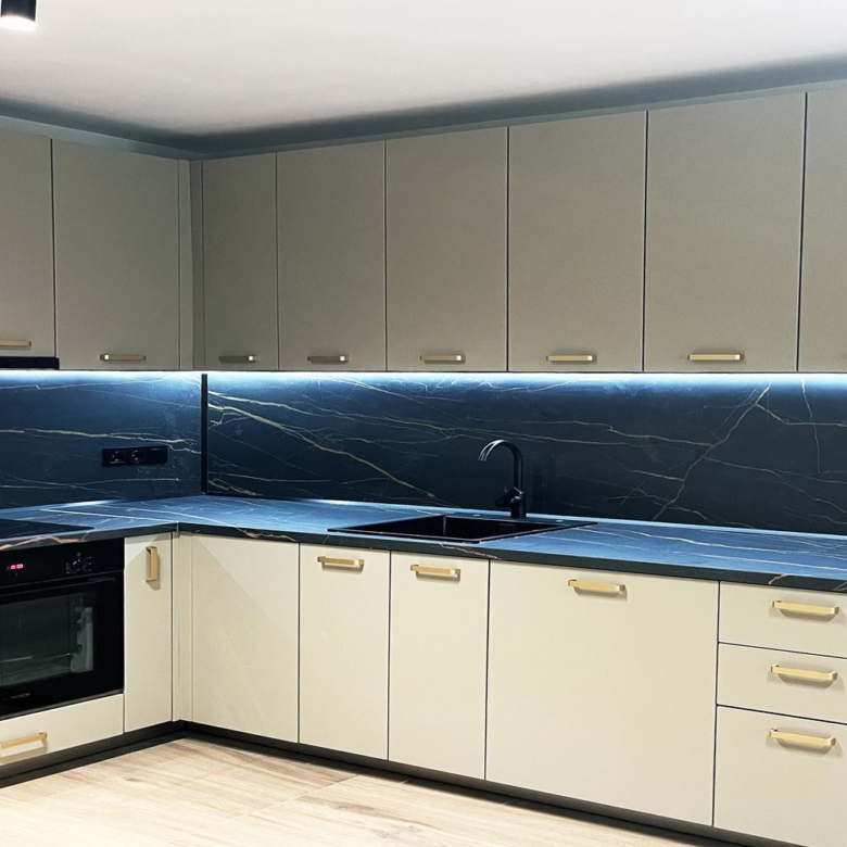 3-СТАЕН АПАРТАМЕНТ 80 М2 ДО ПАРК ЗАИМОВ - 0