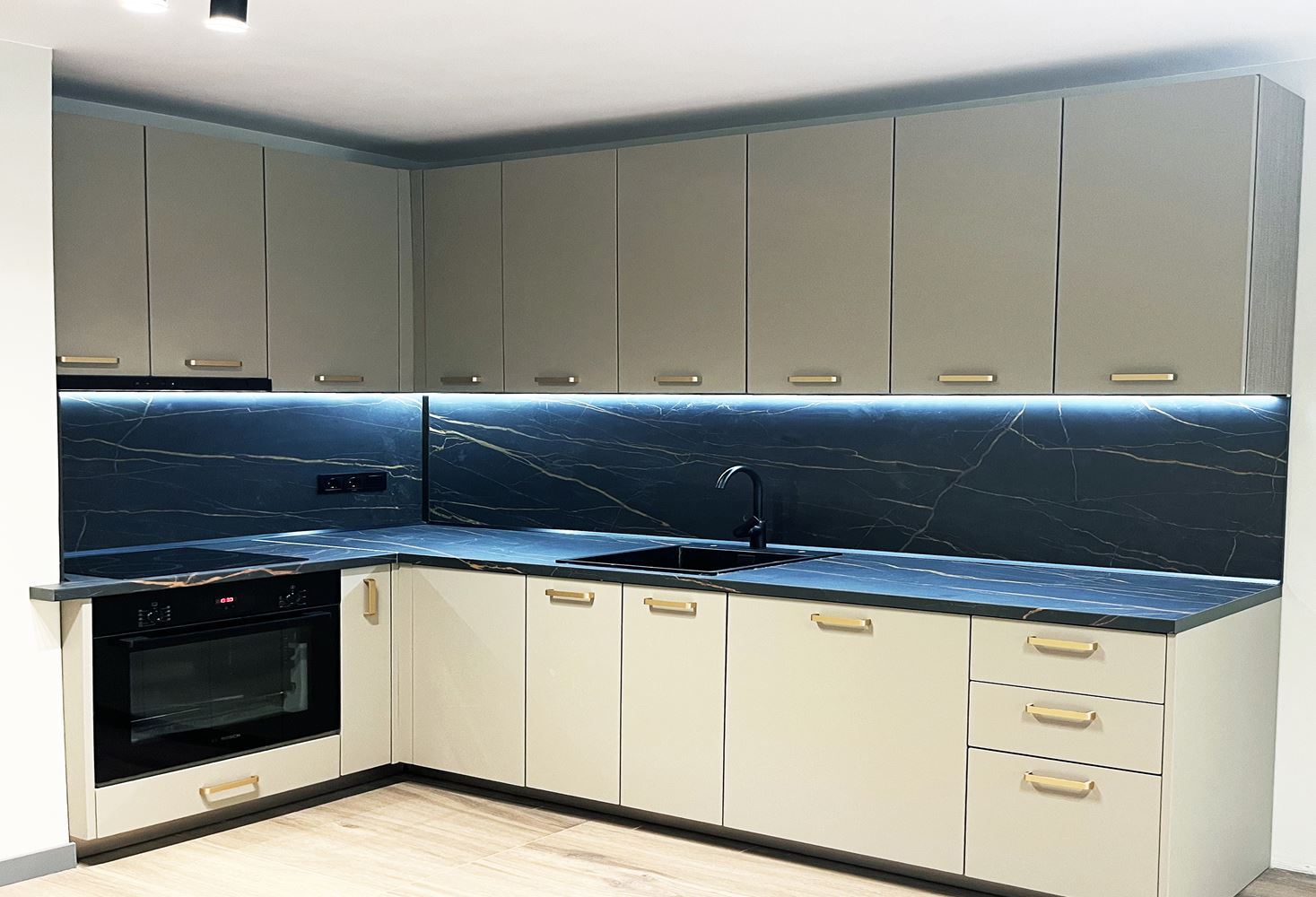 3-СТАЕН АПАРТАМЕНТ 80 М2 ДО ПАРК ЗАИМОВ - 0