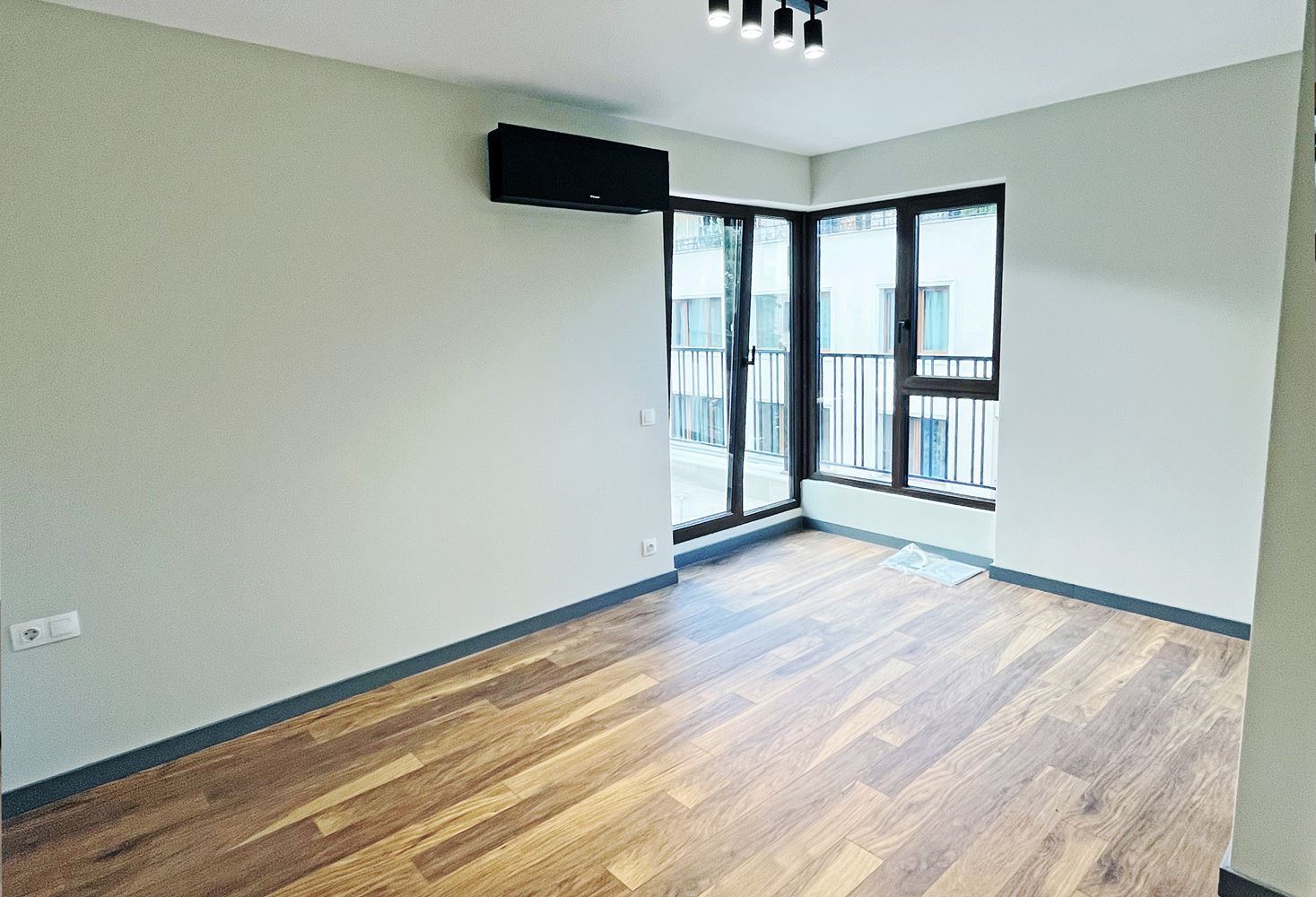 3-СТАЕН АПАРТАМЕНТ 80 М2 ДО ПАРК ЗАИМОВ - 0