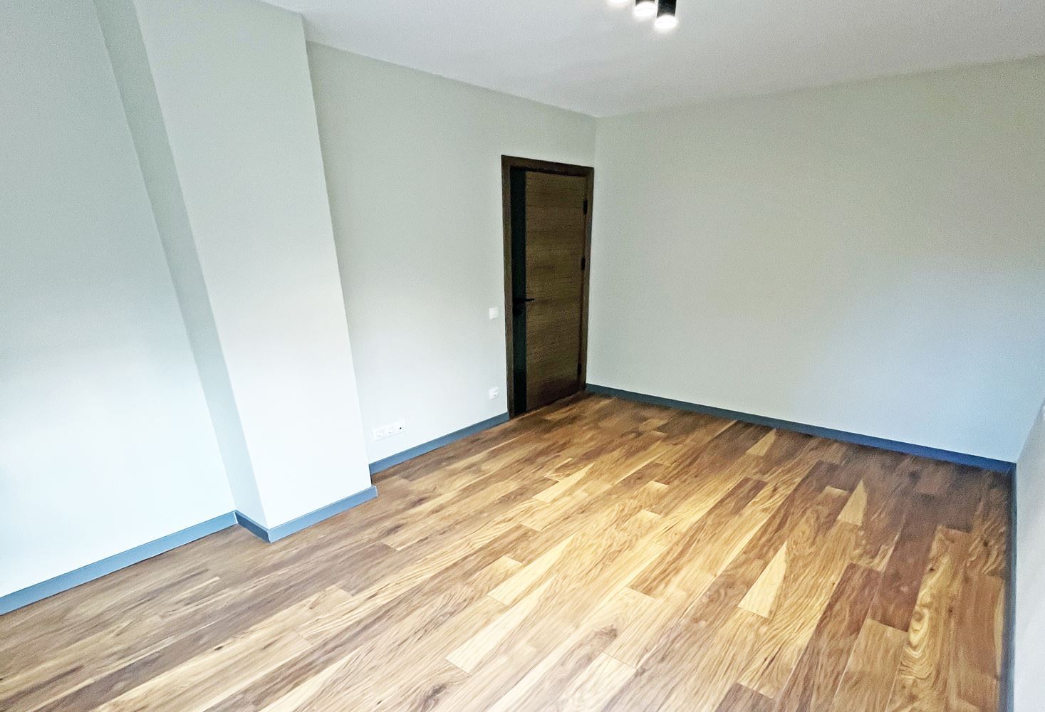 3-СТАЕН АПАРТАМЕНТ 80 М2 ДО ПАРК ЗАИМОВ - 0